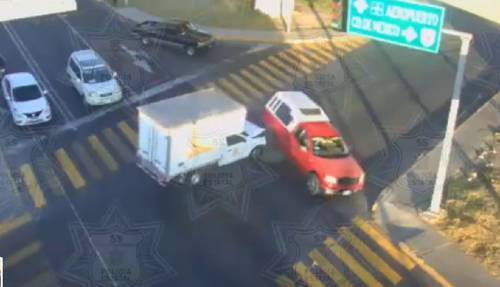 Video: Se pasa el alto, provoca accidente y se da a la fuga; en San Mateo Atenco
